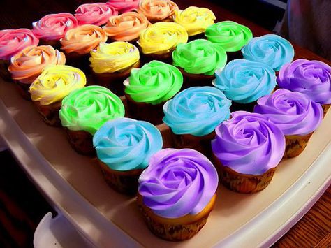 Cupcake Tumblr, Cupcake Rose, Rose Cupcake, Colorful Cupcakes, Rose Cupcakes, Rainbow Cupcakes, Rainbow Food, Rainbow Party, Cute Cupcakes