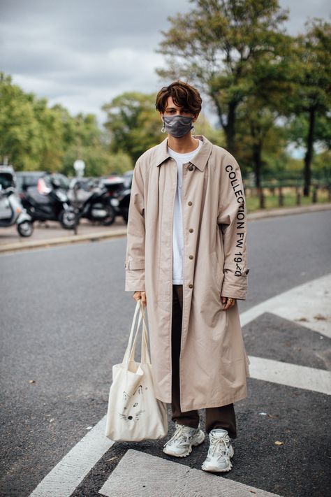 Paris Street Style Spring 2021 Day 5 | The Impression Paris Street Editorial, Paris Street Rainy Day, Paris Street Style Spring, Paris Fashion Week Street Style, Paris Street Style, Street Look, Spring Street Style, Fashion Advertising, Artist Style