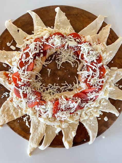 Pizza Cresent Roll, Pizza Recipes Crescent Rolls, Cresent Roll Pizza Rolls, Cresent Roll Pizzas, Pizza Ring With Crescent Rolls, Crossiant Pizza Recipes, Crescent Roll Recipes Pizza Pepperoni, Pillsbury Crescent Recipes Pizza, Cresants Roll Recipes Pizza