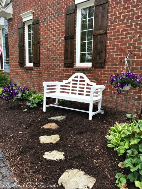 White Garden Bench, Yard Benches, Outside Benches, Garden Bench Diy, Outdoor Garden Bench, White Bench, Budget Garden, Corner Garden, Blog Art