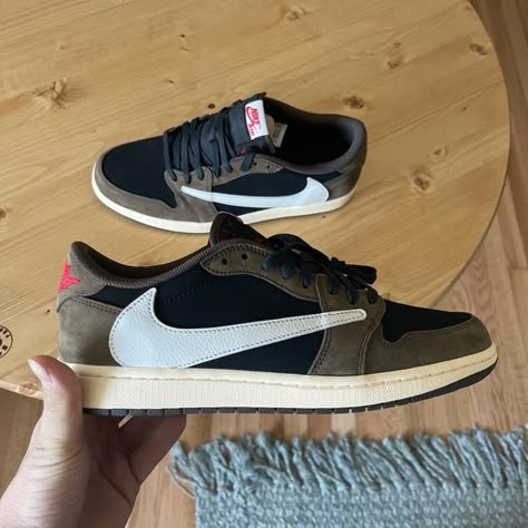 Travis Scott Lows Mocha Travis Scott Mocha Outfit, Travis Scott Lows, Travis Scott Dunk, Sneaker Wishlist, Travis Scott Mocha, Travis Scott Sneakers, Travis Scot, Jordan Travis Scott, Travis Scott Shoes