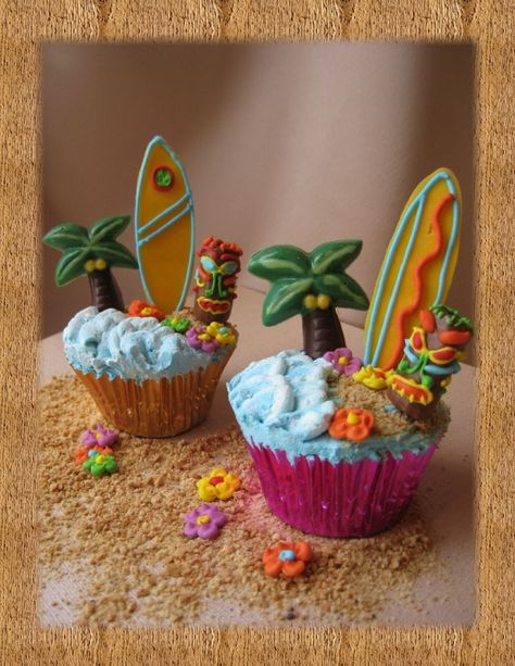 Summer island cupcakes - For all your cake decorating supplies, please visit craftcompany.co.uk Hawaiian Cupcakes, Tropisk Fest, Beach Theme Cupcakes, Luau Cupcakes, Beach Cupcakes, Bear Cupcakes, Teddy Grahams, Cupcake Wars, Beach Themed Party