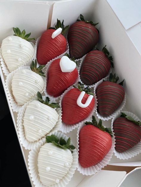 Valentine Chocolate Covered Strawberries, Chocolate San Valentin, Valentine Strawberries, Strawberry Box, Chocolate Covered Strawberry Recipe, Strawberry Treats, Chocolate Covered Strawberries Bouquet, Strawberry Gifts, Chocolate Covered Fruit