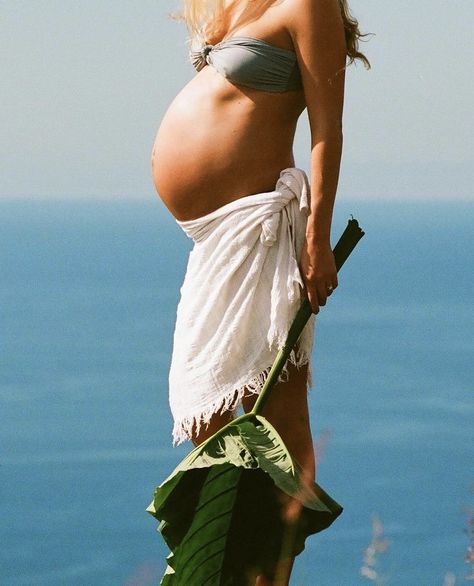 Beach Baby Bump Photo Ideas, Maternity Photography Ideas Beach, Tropical Maternity Shoot, Photoshoot Pregnant Ideas, Pregnancy Photos Beach, Pregnant Beach, Maternity Shoot Beach, Beach Maternity Photography, Maternity Photography Beach