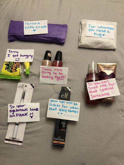 A mini present thats rapped and has a quote, pun or reason why you got it for her. Aesthetic Gift Ideas For Girlfriend, Made Gifts, Love Text To Boyfriend, Mini Presents, Boxes Ideas, Surprise Boyfriend, Valentines Day For Him, Birthday Surprise Boyfriend, Diy Birthday Gifts For Friends