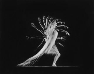 The photographer Gjon Mili was hailed for his work illustrating entire sequences of human movement in a single image. Gjon Mili, Movement Photography, Istoria Artei, Motion Photography, Edward Weston, Principles Of Art, Dance Movement, Multiple Exposure, Exposure Photography