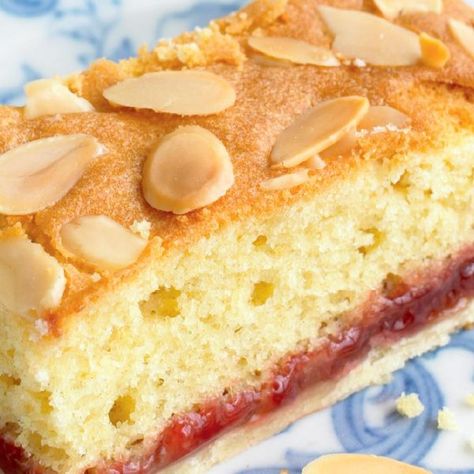 Mary Berry has the ultimate recipe for bakewell slices. The combination of crunchy biscuit base, sweet jam and rich almond sponge is irresistible. Almond Desert, Mary Berry Recipes Baking, Mary Berry Cakes, Bakewell Tart Recipe, William Sonoma Recipes, Shortbread Cake, Mary Berry Recipe, Almond Tart, Tray Bake Recipes