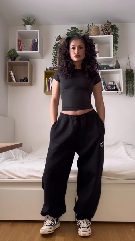 Edgy Sweatpants Outfit, Sweatpants Baggy Shirt, Y2k Outfits Comfy, Streat Wear Girl Aesthetic, Sweatpants And Baggy Shirt Outfit, Y2k University Outfit, Black Baggy Sweatpants Outfit, Kozinx Outfits, Sweatpants Outfit Gym