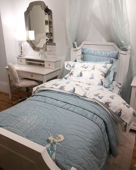 Pottery Barn Frozen Bedroom, Frozen Bedroom Wallpaper, Toddler Frozen Bedroom, Girls Frozen Bedroom Ideas, Frozen Kids Room, Frozen Toddler Room, Elsa Room Ideas Bedrooms, Frozen Room Ideas Bedrooms, Elsa Bedroom Ideas