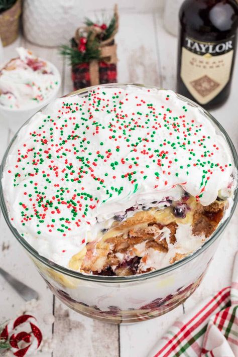 A large portion of trifle digged out of the side of a trifle bowl. Christmas Trifle Recipes, Trifle Bowl Recipes, English Trifle, Perfect Christmas Dessert, Trifle Recipes, Christmas Trifle, Trifle Dish, Trifle Bowl, Trifle Desserts