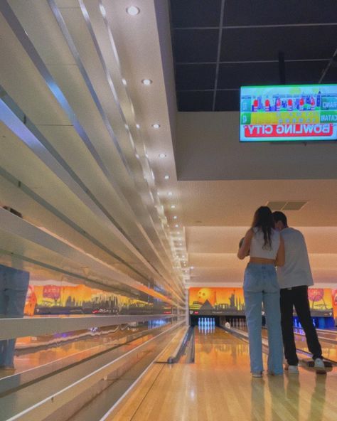 Bowling Outfit Ideas Fall, Couples Bowling Pics, Couple Bowling Pictures, Couple Bowling Aesthetic, Dream Dates Boyfriends, Bowling Date Aesthetic, Couple Bowling, Bowling Date Outfit, Bowling Date