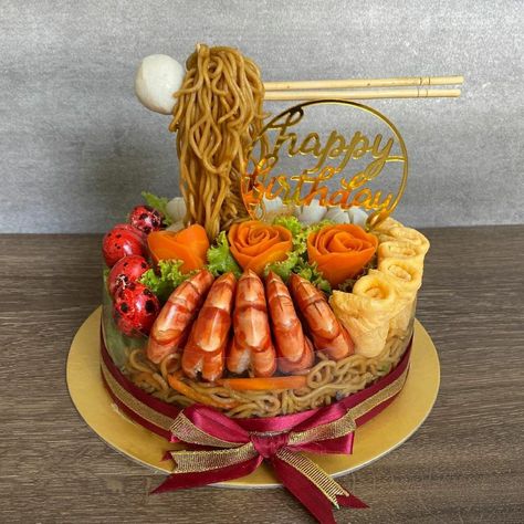 Indomie Cake, Savory Birthday Cake, Serving Platter Ideas, Noodle Cake, Catering Ideas Food, Vegetable Carving, Thai Dessert, Food Menu Design, Cake Packaging