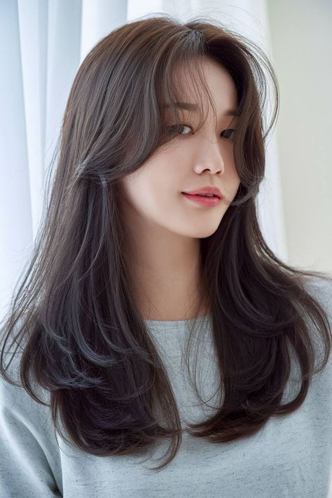 Korean-inspired long straight hairstyle with curtain bangs Straight Hairstyles With Curtain Bangs, Straight Hair With Curtain Bangs, Layers With Curtain Bangs, Long Straight Hairstyles, Hairstyles With Curtain Bangs, Light Bangs, Hair With Curtain Bangs, Soft Bangs, Light Layers