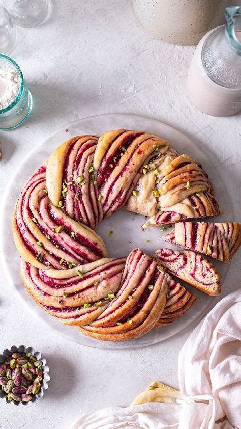 gardenoflife_uk on Instagram: This raspberry pistachio wreath by @rainbownourishments tastes just like a jam donut 😋 ⠀ 🗣 "It has layers upon layers of fluffy bread and… Wreath Bread, Raspberry And Pistachio, Wreath Recipe, Raspberry Pistachio, Bread Wreath, Jam Donut, Fluffy Bread, Babka Recipe, Bread Serving