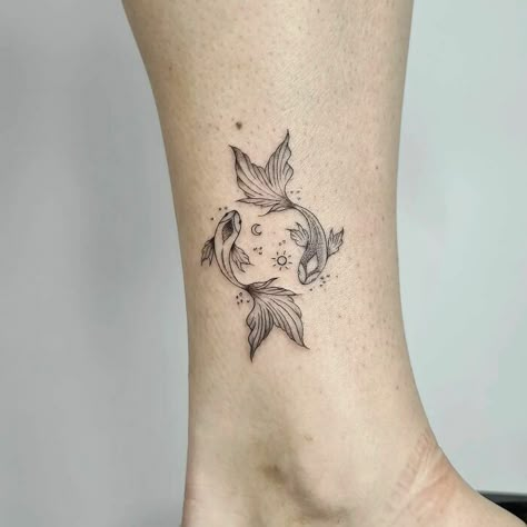 Koi Fish And Butterfly Tattoo, Aesthetic Yin Yang Tattoo, Avatar Yin Yang Fish, Koi Fish Small Tattoo, Koi Fish Circle Tattoo, Cute Yin Yang Tattoo, Ying Yang Friendship Tattoo, Kio Fish Ying Yang Tattoo, Ting Yang Koi Fish Tattoo