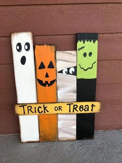 Fence Post Crafts, Halloween Pallet Projects, Halloween Fence, Pallet Halloween, Diy Halloween Crafts, Fall Wood Crafts, Halloween Wood Signs, Halloween Wood Crafts, Adornos Halloween