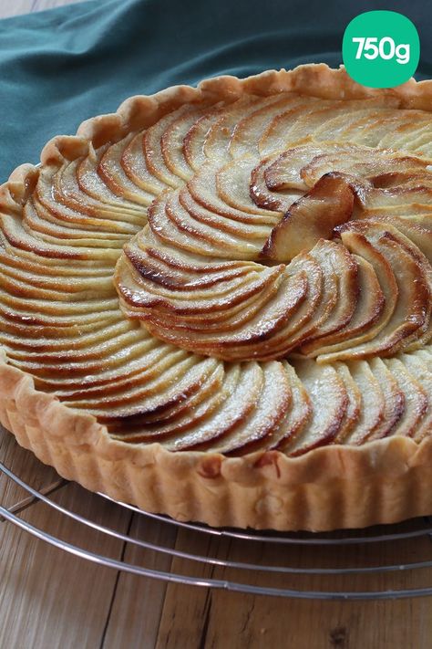 La recette de la tarte aux pommes classique. Une pâte brisée sur laquelle on vient étaler de la compote de pommes puis déposer des lamelles de pommes en rosace. Une tarte maison facile pour le dessert ou le goûter. Et pour encore plus d'idées de recettes du quotidien, abonnez-vous à 750g ou rendez-vous sur notre site. Cheesecake Dip Recipe, French Pastries Recipes, No Bake Cheesecake Filling, Cheesecake Dip, Lime Cheesecake, Baked Cheesecake Recipe, Easy Cheesecake Recipes, French Desserts, Cheesecake Desserts