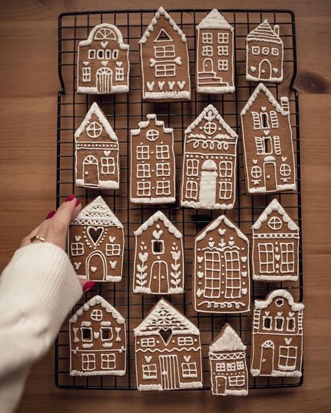 Gingerbread House Designs, Gingerbread House Cookies, Cookie House, Gingerbread House Decorations, Christmas Gingerbread House, Christmas Cookies Decorated, Christmas Inspo, Gingerbread Houses, Kwanzaa