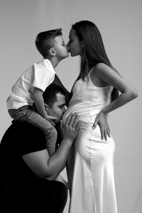 Calvin Klein Family Photoshoot, Cute Pregnant Couples, 28 Weeks Pregnant Belly, Family Pregnancy Photoshoot, Family Maternity Shoot, Vom Avea Un Copil, Studio Maternity Shoot, Maternity Picture Outfits, Maternity Studio Photoshoot