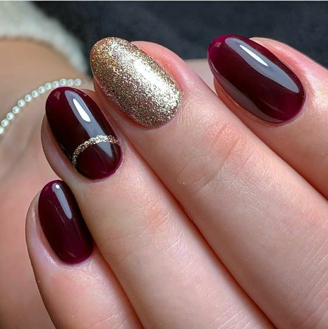 Wine Red Nails Designs Gold Glitter, Marron Nails Acrylic, Dark Bridal Nails, Maroon Nails With Glitter, Maroon Wedding Nails, Burgundy Nails With Gold Glitter, Nail Art Red Wine, Nail Art Maroon Simple, Dark Red Nails With Gold