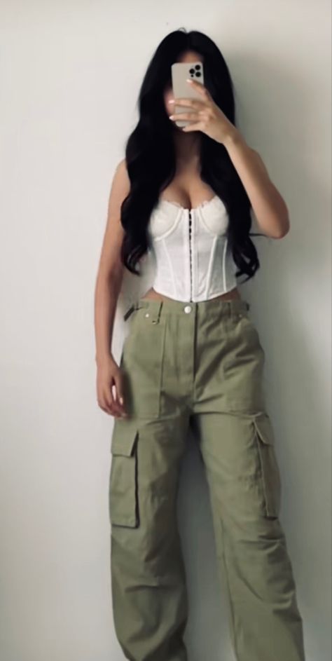 Corset With Cargo Pants, Outfit Ideas With Corset, Corset Outfit Casual, College Outfits Korean, Casual College Outfits, Cargo Pants Outfit, Causal Outfits, Tomboy Style Outfits, Looks Street Style