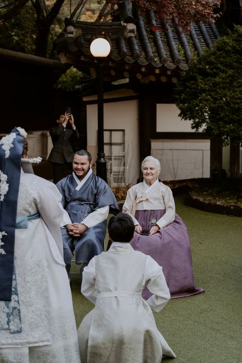 Korean Wedding Dress Traditional, Korean Traditional Wedding, Korean Wedding Traditions, Traditional Korean Wedding, Wedding Hanbok, Traditional Korean Hanbok, Hanbok Wedding, Wedding Korea, Korean Wedding Dress