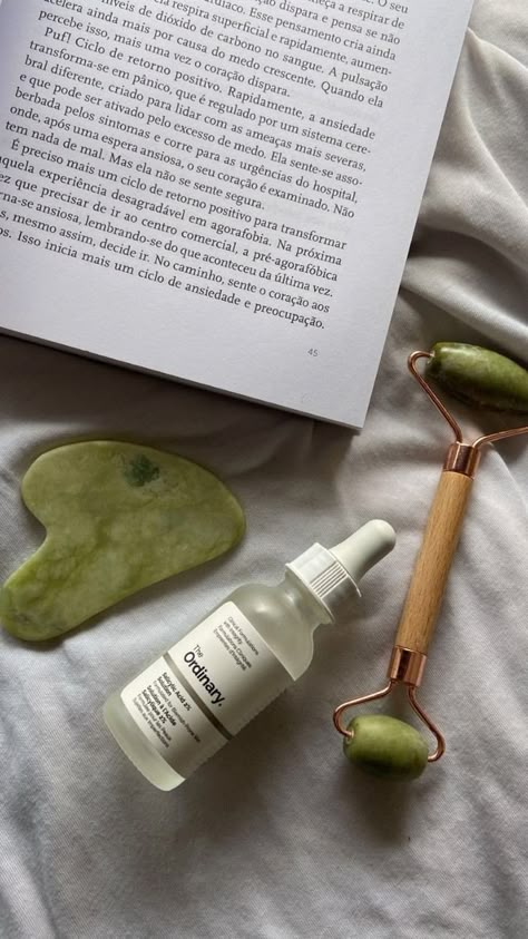 Pistachio Aesthetic, Skincare Gua Sha, Skincare Ordinary, Jade Roller Benefits, Rolling Face, Jade Rolling, Ordinary Skincare, Beauty Video Ideas, Perfect Skin Care Routine