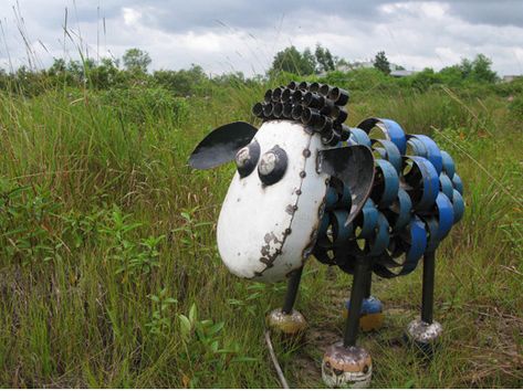 ee-i-ee-i-o Garden sculptures Sheep Garden, Metal Sculptures Garden, Sheep Art, Trash Art, Happy Faces, Garden Animals, Metal Yard Art, Garage Art, Metal Garden Art