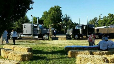 Truck driver/ Rustic Wedding!! Semi Truck Wedding Cake, Semi Truck Wedding Ideas, Semi Truck Wedding, Trucker Wedding, Truck Wedding, Truck Photos, Country Wedding Photos, Wedding Favor Table, Frugal Wedding