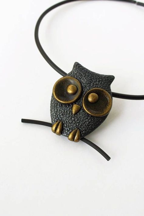 Polymer Clay Kunst, Polymer Clay Owl, Clay Pen, Clay Owl, Sculpey Clay, Sculptures Céramiques, Metal Clay Jewelry, Owl Jewelry, Owl Necklace