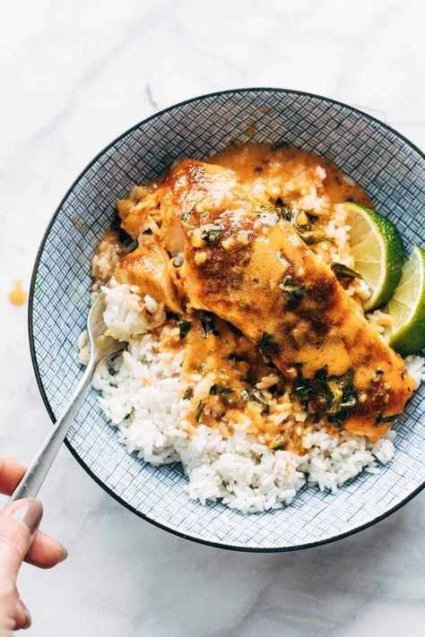 Coconut Curry Salmon, Coconut Salmon, Curry Salmon, Salmon Curry, Curry Coconut, Pinch Of Yum, Salmon Spices, Coconut Curry Sauce, Broiled Salmon