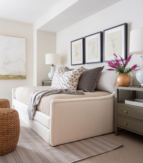 Marie Flanigan Interiors on Instagram: ““The role of a designer is that of a very good, thoughtful host anticipating the needs of his guests.” – Charles Eames // #MFIMoments…” Day Bed Guest Room, Queen Size Day Bed, Office Bedroom Combo, Invisible House, Daybed Ideas, Bedroom Office Combo, Marie Flanigan Interiors, Guest Bedroom Home Office, Daybed Room