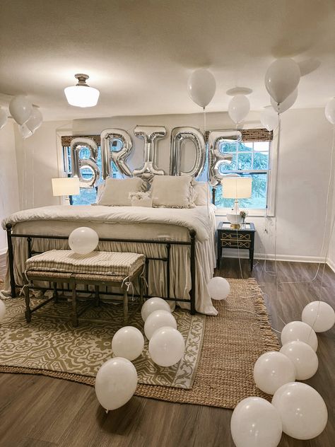 Bachelorette Bedroom Decor, Bachelorette Bedroom, Bride Balloons, Chic Bachelorette, Moh Duties, Bachelorette Decor, Bachelorette Party Decor, Bride To Be Balloons, Decor Above Bed