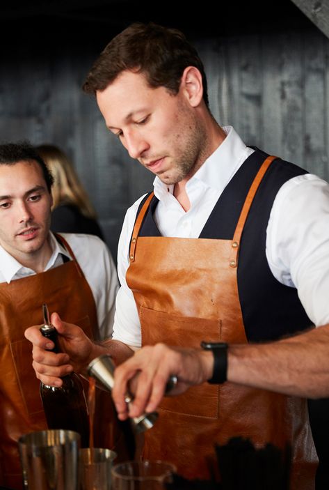 One of our favorite corporate branding projects mixologist aprons for  Gaggenau Restaurant 1683  https://loom.ly/2zI49Ws  #bartender #leather #apron #mixologist #gear #sexy #workwear #genuineleather #handmade #stashco #womenbuilders #attentiontodetail #webuildwhatwesell 📷courtesy of @gaggenauofficial Bartender Apron, Michelin Chef, Leather Apron, Uniform Design, Corporate Branding, Dining Experiences, Luxury Homes, Loom, Kitchens