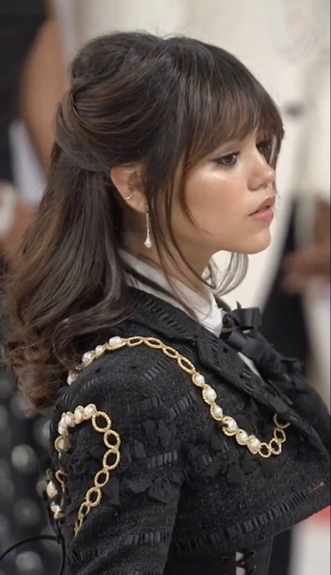 Bangs Hairstyles Wedding, Prom Hair With Bangs Updo, Make Up Ideas For Graduation, Formal Hairstyles For Long Hair All Down, Fancy Hairstyles With Bangs, Bride Hairstyles With Bangs, Prom Hair With Bangs, Met Gala Hair, Bridal Hair With Bangs