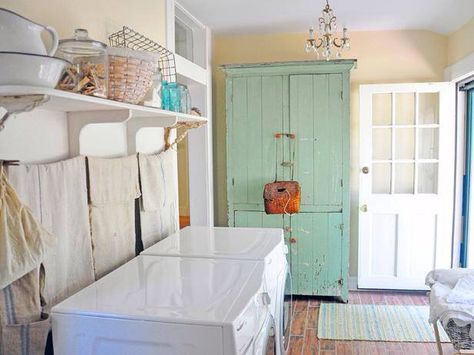 Love the cabinet Laundry Room Paint Color, Vintage Laundry Room Decor, Laundry Room Paint, Laundry Room Decorating, House Laundry Room, Vintage Laundry Room, Farmhouse Laundry, Farmhouse Laundry Room, Vintage Laundry