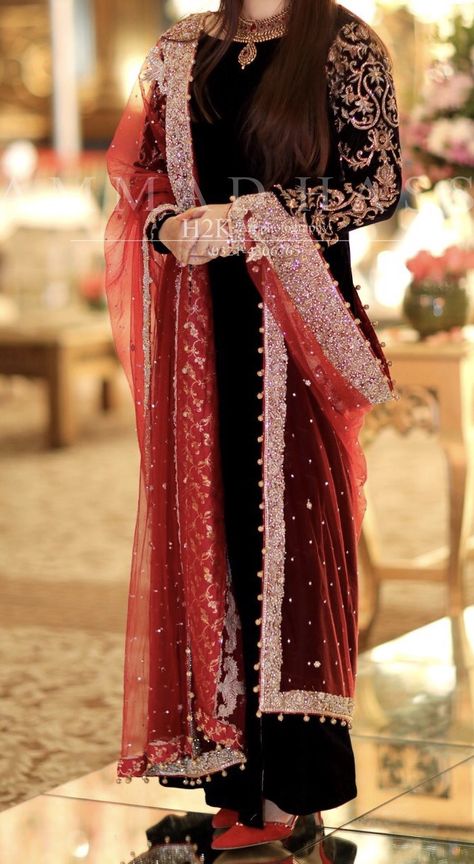 Suit With Red Dupatta, Black Pakistani Suit, Pakistani Makeup, Red Dupatta, Maroon Outfit, Black Frock, Shadi Dresses, Pakistani Formal Dresses, Velvet Dress Designs