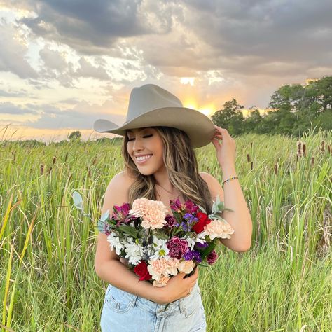 Western 21st Birthday Photoshoot, Western Theme Photo Shoot, Cowgirl Birthday Pictures Photo Ideas, Vaquera Photoshoot, Senior Picture Ideas Mexican, Mexican Senior Pictures, Western Photoshoot Ideas Flowers, Cowgirl Poses Photo Shoots, Western Flower Photoshoot