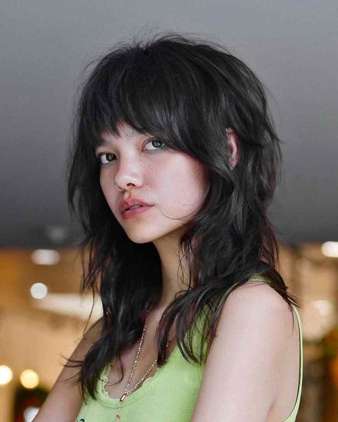 mid-length-shaggy-wolf-cut-with-bangs Shag Haircuts With Bangs, Fairy Haircut, Corte Shaggy, Medium Shag, Shaggy Long Hair, Medium Shag Haircuts, Haircut Inspo, Shaggy Haircuts, Shag Haircuts