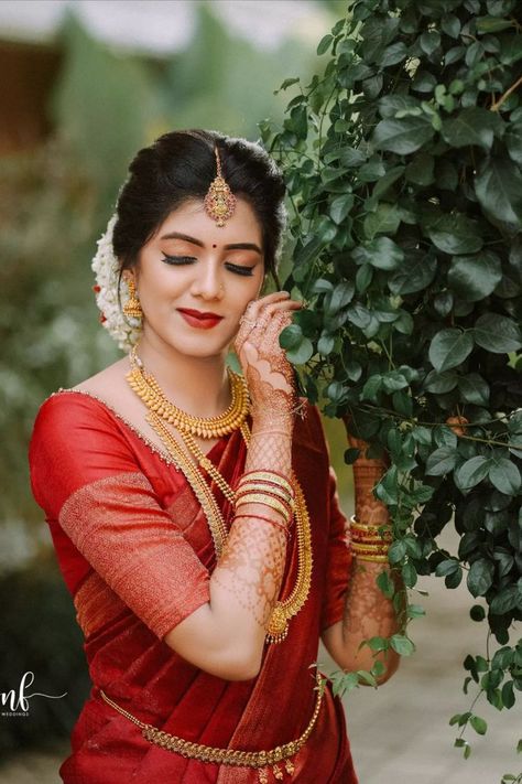 Kerala Bridal Hindu Makeup by Vikas Vks Brides Of Kerala, South Indian Bride Poses, Bengali Bride Hairstyle, Hindu Bride Kerala, Kerala Bridal Look, Wedding Hair Indian, Hindu Bridal Hairstyles Kerala, Hairstyle Marriage, Kerala Bridal Makeup