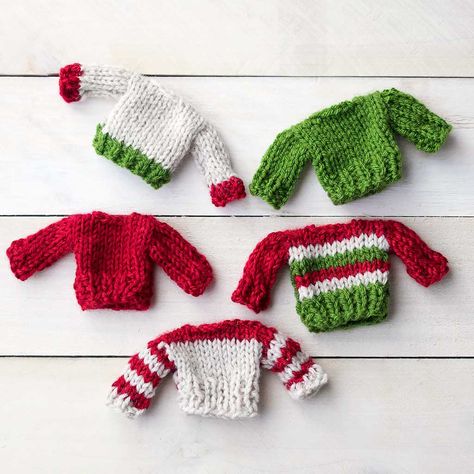 Flat Knit Mini Christmas Sweater Ornament Knitting Pattern - Gina Michele Tiny Sweater Knitting Pattern, Miniature Knitting Patterns Free, Kitting Ideas, Christmas Tree Knitting Pattern, Holiday Knitting Patterns, Knit Christmas Ornaments, Knitted Christmas Decorations, Christmas Knitting Patterns Free, Pocket Hugs