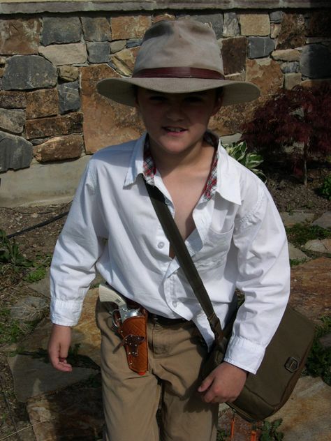 DSCN2992 Diy Indiana Jones Costume, Archaeologist Costume, Indiana Jones Birthday Party, Indiana Jones Costume, Indiana Jones Party, Explorer Costume, Safari Outfit, Video Game Costumes, Diy Costumes Kids