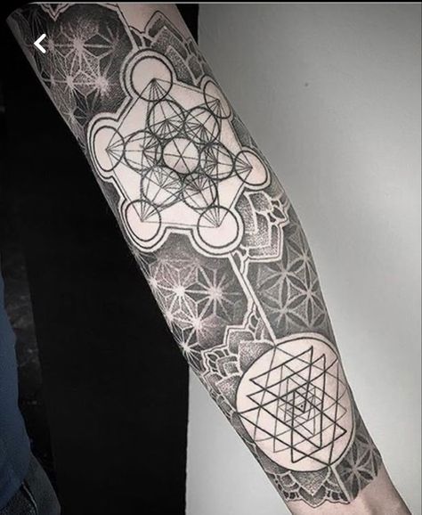 Yantra Tattoo, Geometric Tattoo Sleeve Designs, Geometric Sleeve Tattoo, Sacred Geometry Tattoo, Muster Tattoos, Geometry Tattoo, Inspiration Tattoos, Geometric Tattoo Design, Geometric Sleeve