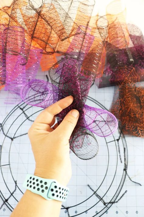 Roll deco mesh and stack three pieces on top of each other and attach to wreath using pipe cleaners. Dollar Tree Halloween Wreath, Deco Mesh Wreaths Tutorials, Halloween Decor Diy, Halloween Mesh Wreaths, Deco Mesh Wreaths Diy, Dollar Tree Halloween, Hallowen Ideas, Halloween Deco Mesh, Metal Wreath Frame