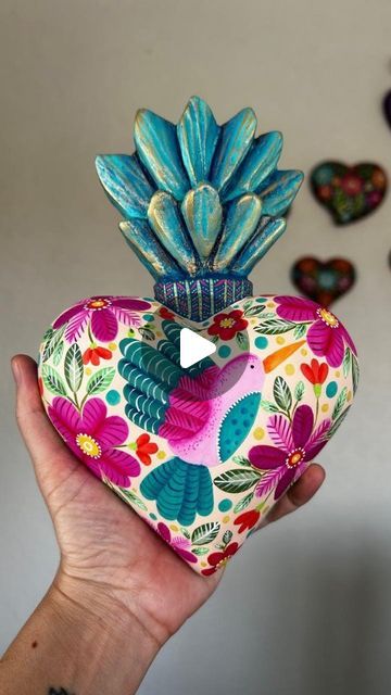 Loreto Gomez Koch on Instagram: "Amando el proceso de este hermoso Corazón, aprendiendo nuevas técnicas y perfeccionandome para seguir creando y llenando mi vida de colores.  Feliz Domingo para todos!!!!  #hechoenmexico #hechoamano #artesaniamexicana #mexico #arte #mexicanart #art #talleresonline #cursosytalleres #pinturadecorativa #florespintadas #aguascalientes #pinceladas #chile #ilustracion #Artemexicano #artemexico" Ideas De San Valentin, Mexican Art Traditional, Sacred Hearts, Mexico Art, Painted Hearts, Mexican Art, Hand Art, Sacred Heart, Paper Mache