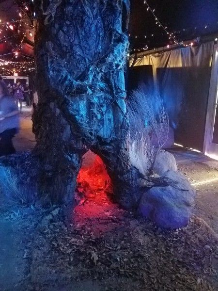 Diy Vecna Prop, Stranger Things Tree, Stranger Things Haunted House Ideas, Stranger Things Yard Decor, Stranger Things Halloween Decorations Outdoor, Stranger Things Haunted House, Stranger Things Decor, Stranger Things Decoration, Stranger Things Halloween Decorations