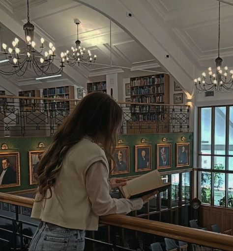 Literati Aesthetic, Library Girl Aesthetic, Girl In Library Aesthetic, Girl In Library, London Girl Aesthetic, Bookish Style, Library Girl, Bookish Aesthetic, Maladaptive Daydreaming