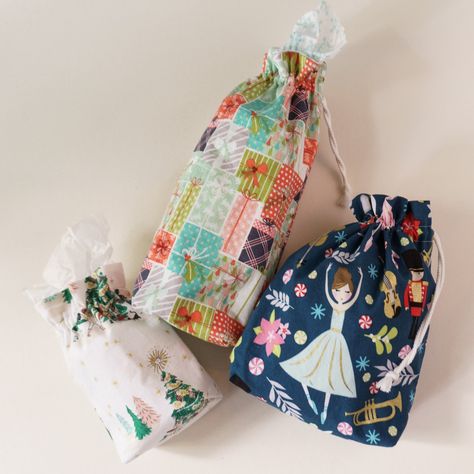 How to Sew Reusable Fabric Gift Bags — Pin Cut Sew Studio Fabric Drawstring Gift Bags, Reusable Gift Bags Pattern, How To Sew Fabric Gift Bags, Fabric Gift Bags Diy Free Pattern, Diy Fabric Gift Bags, Gift Bag Sewing Pattern, Small Gift Bags Diy, Diy Pouch Bag, Sew Studio