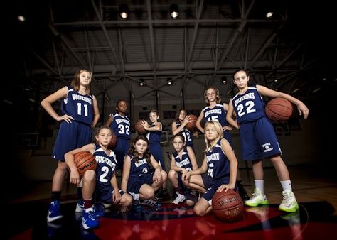 Youth Basketball Pictures, Team Poster Ideas, Team Picture Poses, Basketball Team Pictures, Sports Team Photography, Basketball Pictures Poses, Basketball Senior Pictures, Sport Portraits, Basketball Photos