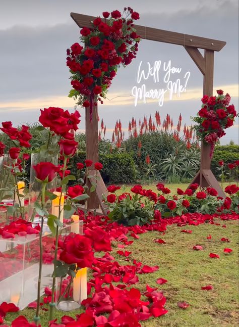 Wedding Proposal Ideas Engagement, Beach Wedding Red, Cute Proposal Ideas, Red And White Weddings, Red Wedding Theme, Conjoined Twins, Wedding Table Designs, Red Rose Wedding, Dream Wedding Decorations